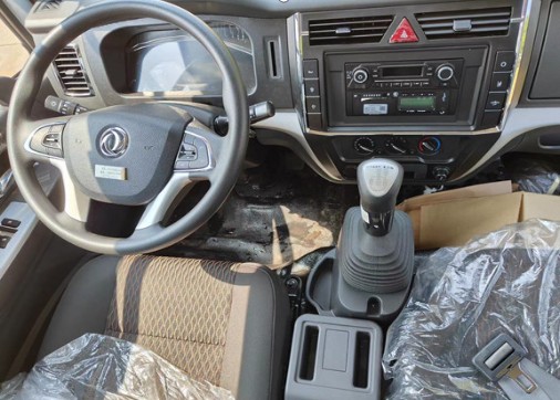 東風多利卡8噸油罐車內(nèi)飾圖片 東風多利卡8噸油罐車內(nèi)飾圖片