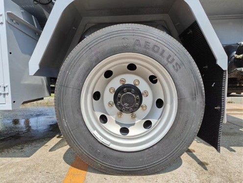 東風多利卡8噸油罐車輪胎圖片 東風多利卡8噸油罐車輪胎圖片