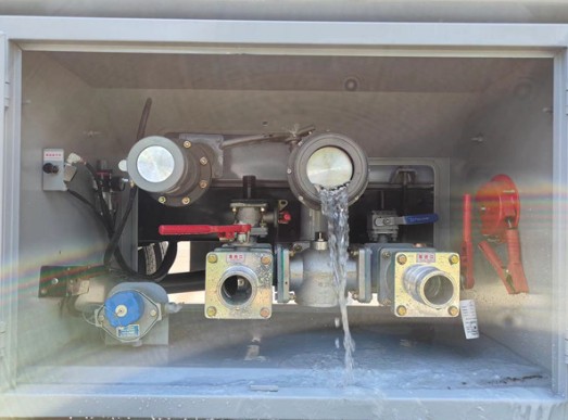 東風多利卡8噸油罐車卸料箱圖片 東風多利卡8噸油罐車卸料箱圖片