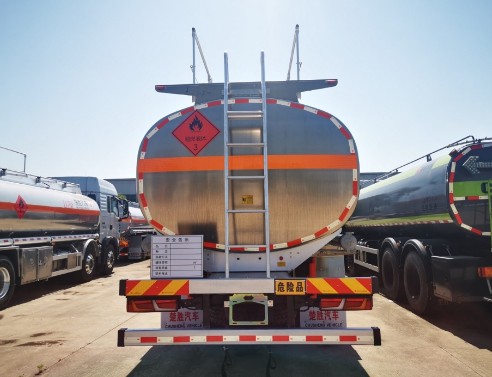 國六陜汽德龍前四后八鋁合金運(yùn)油車 國六陜汽德龍前四后八鋁合金運(yùn)油車
